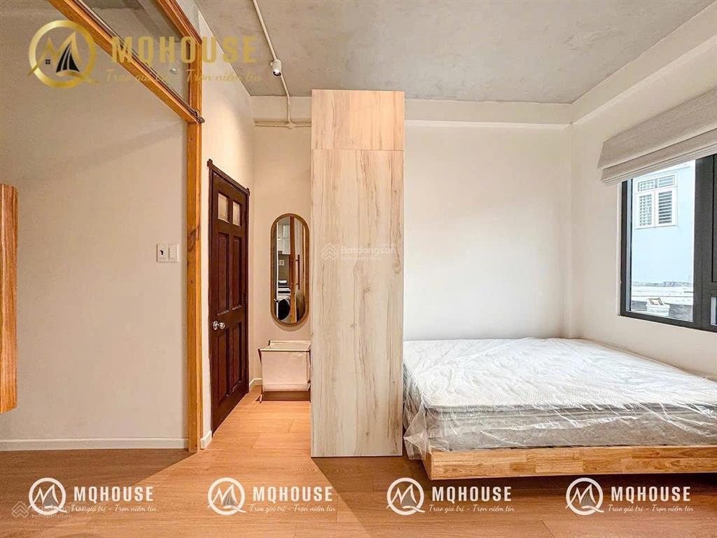 Căn hộ dịch vụ 40m2 ban công thoáng, bếp riêng biệt & máy giặt riêng gần ngã tư hàng xanh