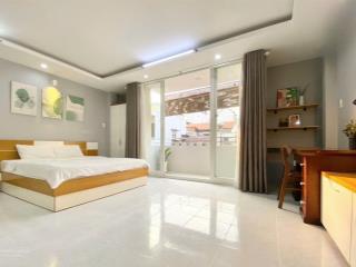 Căn hộ cao cấp tách bếp, ban công lớn tone trắng sang trọng nhà thang máy ở huỳnh văn bánh sát q3