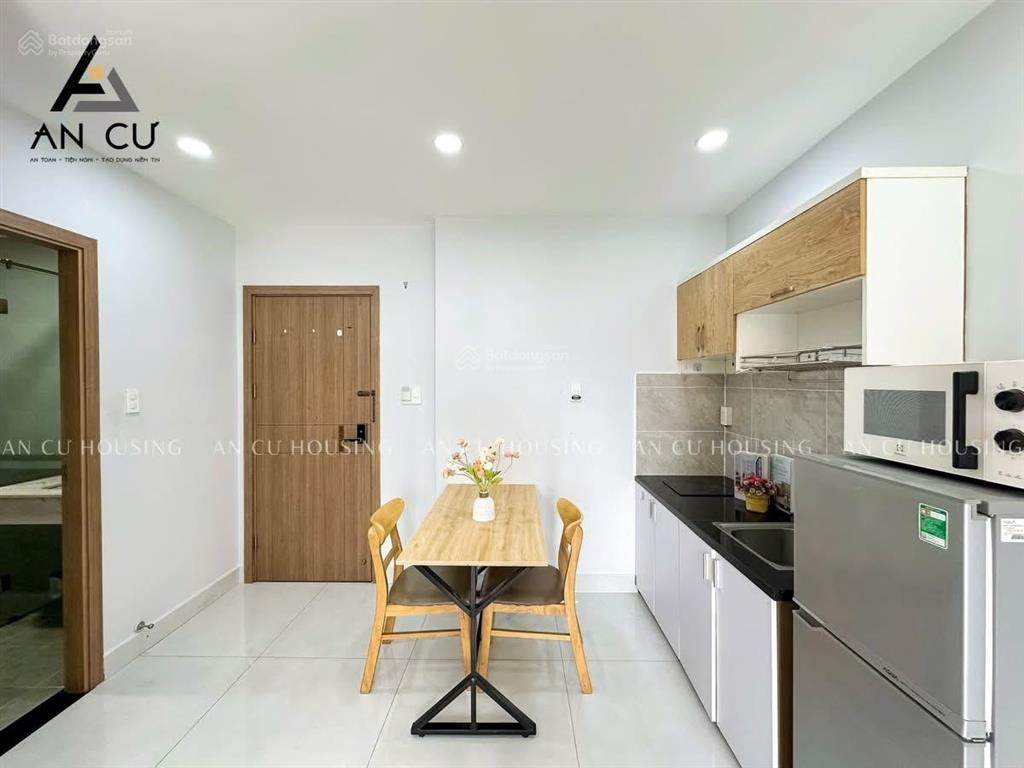 Căn hộ 1 phòng ngủ ban công phòng khách lớn ban công thoáng ở nguyễn cửu vân gần ngã tư hàng xanh