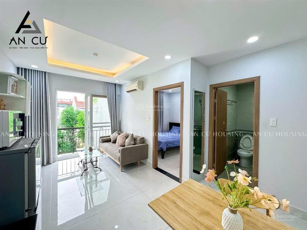 Căn hộ 1 phòng ngủ ban công phòng khách lớn ban công thoáng ở nguyễn cửu vân gần ngã tư hàng xanh