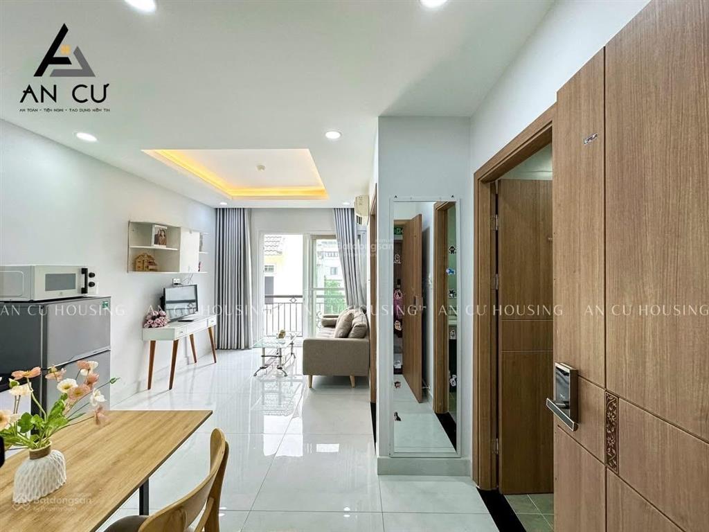 Căn hộ 1 phòng ngủ ban công phòng khách lớn ban công thoáng ở nguyễn cửu vân gần ngã tư hàng xanh