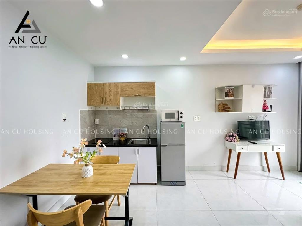 Căn hộ 1 phòng ngủ ban công phòng khách lớn ban công thoáng ở nguyễn cửu vân gần ngã tư hàng xanh