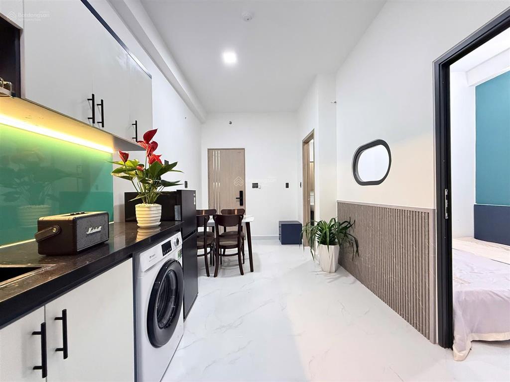 Căn hộ 1 phòng ngủ, cửa sổ lớn, phòng khách rộng, khu bếp đầy đủ tiện nghi ở nguyễn xí, gần vlu