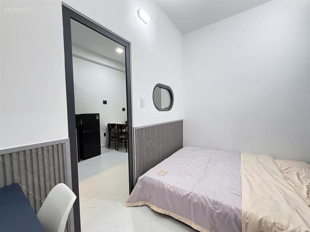 Căn hộ 1 phòng ngủ, cửa sổ lớn, phòng khách rộng, khu bếp đầy đủ tiện nghi ở nguyễn xí, gần vlu