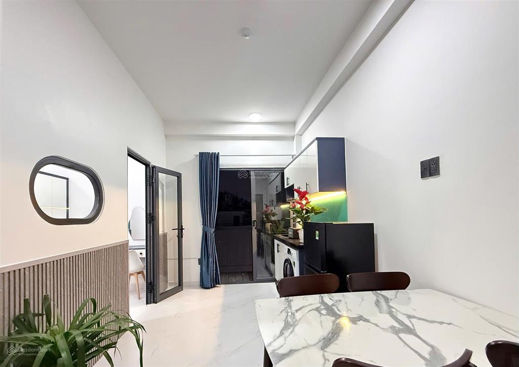 Căn hộ 1 phòng ngủ, cửa sổ lớn, phòng khách rộng, khu bếp đầy đủ tiện nghi ở nguyễn xí, gần vlu