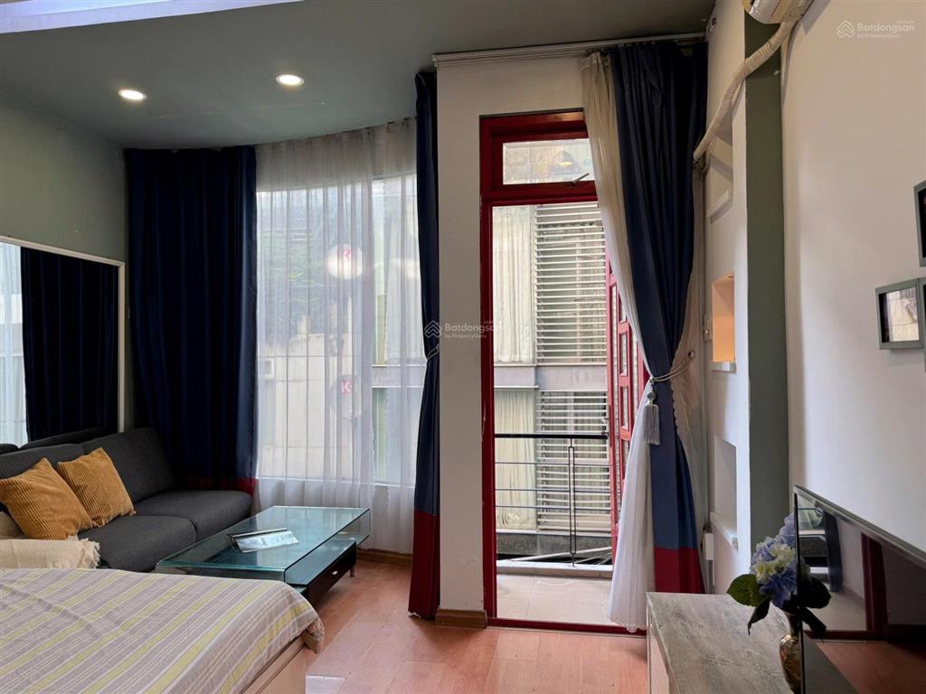 Mới khai trương căn hộ ban công, cửa sổ lớn khu bếp xa giường, phòng rộng 45m2 ở trần huy liệu