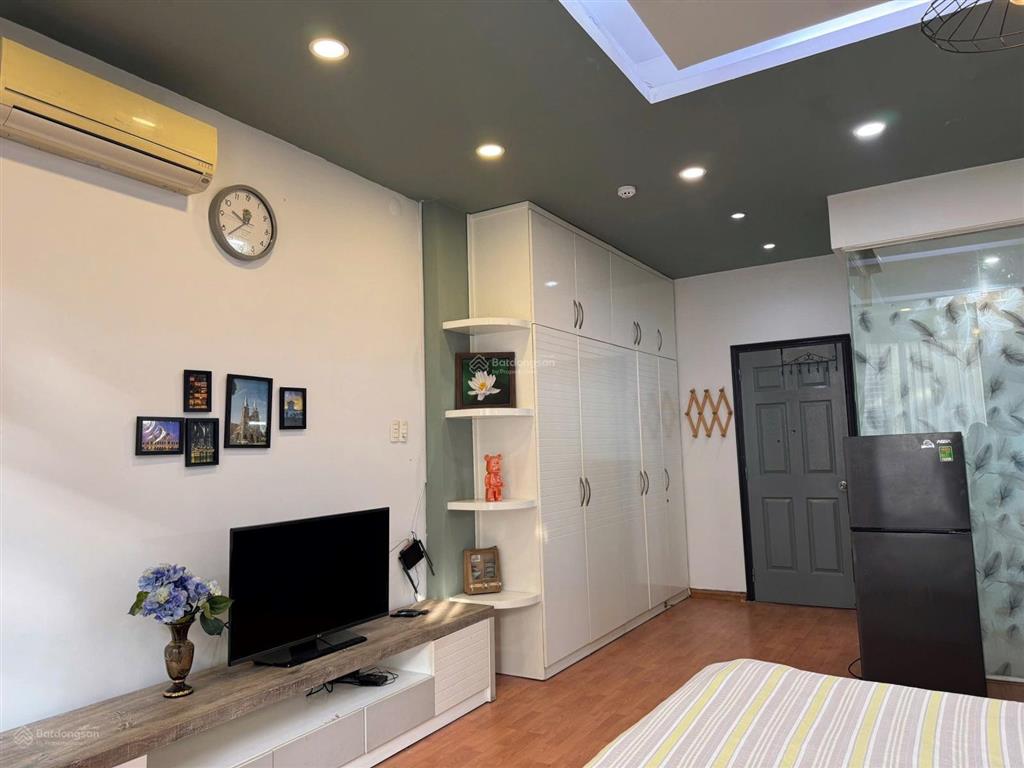 Mới khai trương căn hộ ban công, cửa sổ lớn khu bếp xa giường, phòng rộng 45m2 ở trần huy liệu