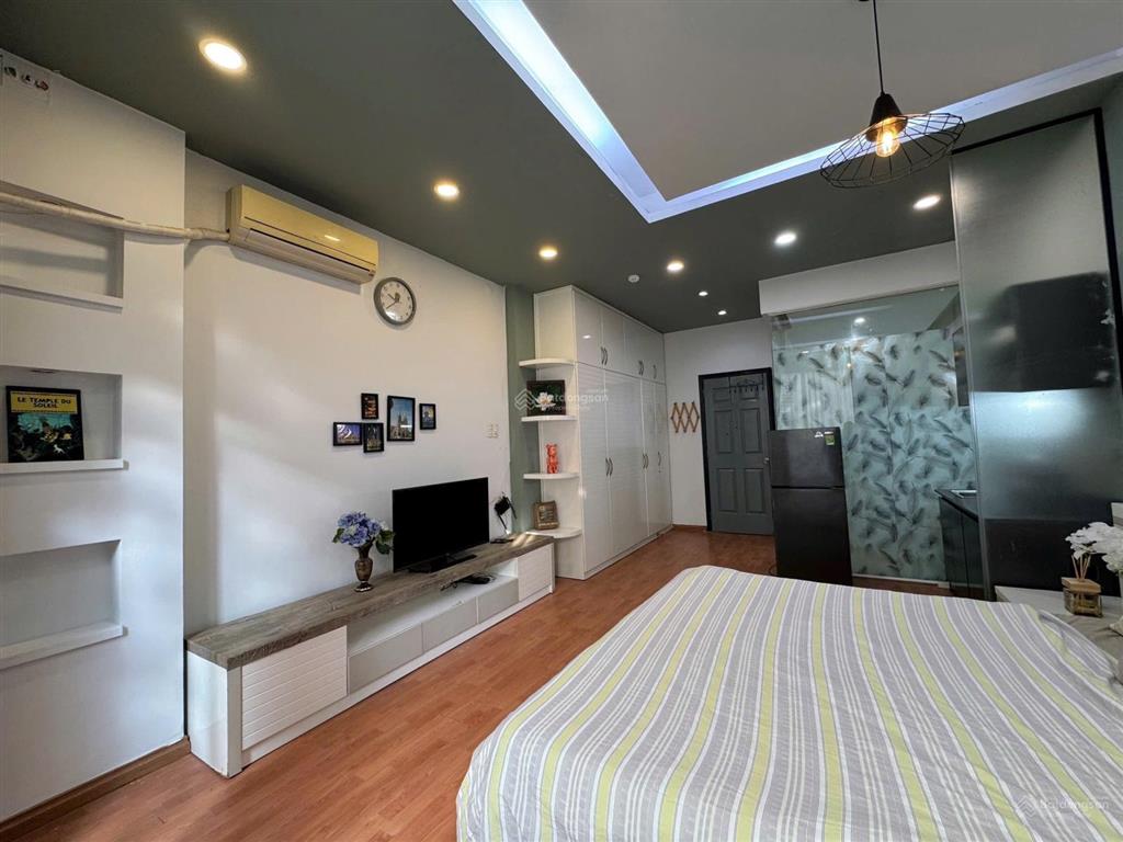 Mới khai trương căn hộ ban công, cửa sổ lớn khu bếp xa giường, phòng rộng 45m2 ở trần huy liệu