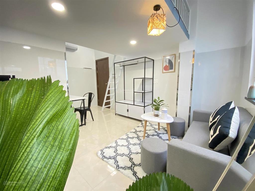 Cho thuê phòng có gác nhiều cửa sổ lớn, nhà thang máy, phó đức chính gần chợ bà chiểu, uef, hutech