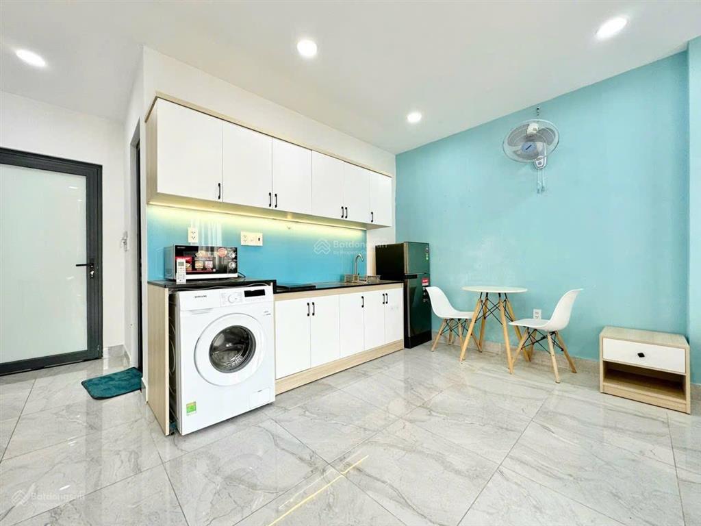 Cho thuê căn hộ thích quảng đức gần phan xích long, ban công lớn, máy giặt riêng gần tân định q1