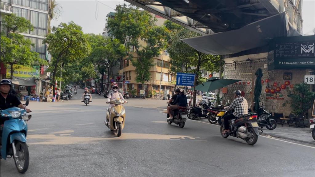 Mặt phố dt 73 m2, mt 5.5m 5t  lô góc  3 thoáng mặt sau là ngõ  thang máy  khu ẩm thực có 102