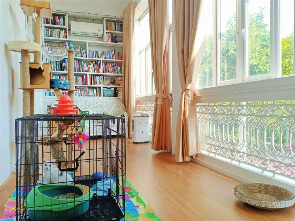 Bt nhà vườn 3 tầng ô tô cạnh đh bách khoa hàng xóm sân bóng pvf 60k chỗ, dt 240m2 chỉ 10 tỷ