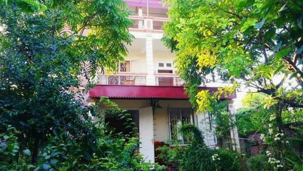 Bt nhà vườn 3 tầng ô tô cạnh đh bách khoa hàng xóm sân bóng pvf 60k chỗ, dt 240m2 chỉ 10 tỷ