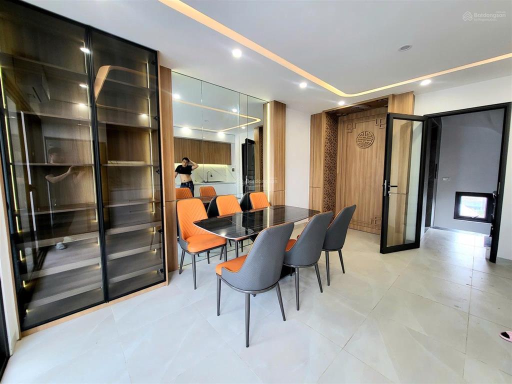 8.3tỷ 40m2 6 tầng thang máy tk hiện đại ô tô đỗ cửa 30m mặt phố ngô xuân quảng