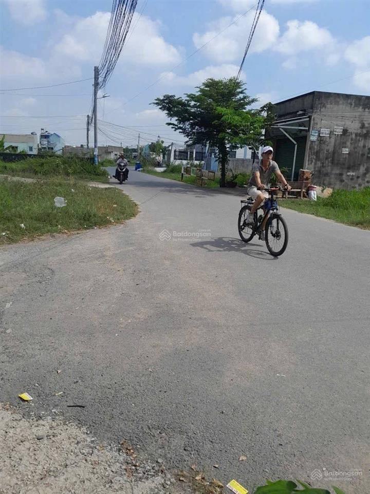 Nhà mới hoàn thiện mặt tiền đường nhựa 8m thông. kdc trần anh  giáp hóc môn