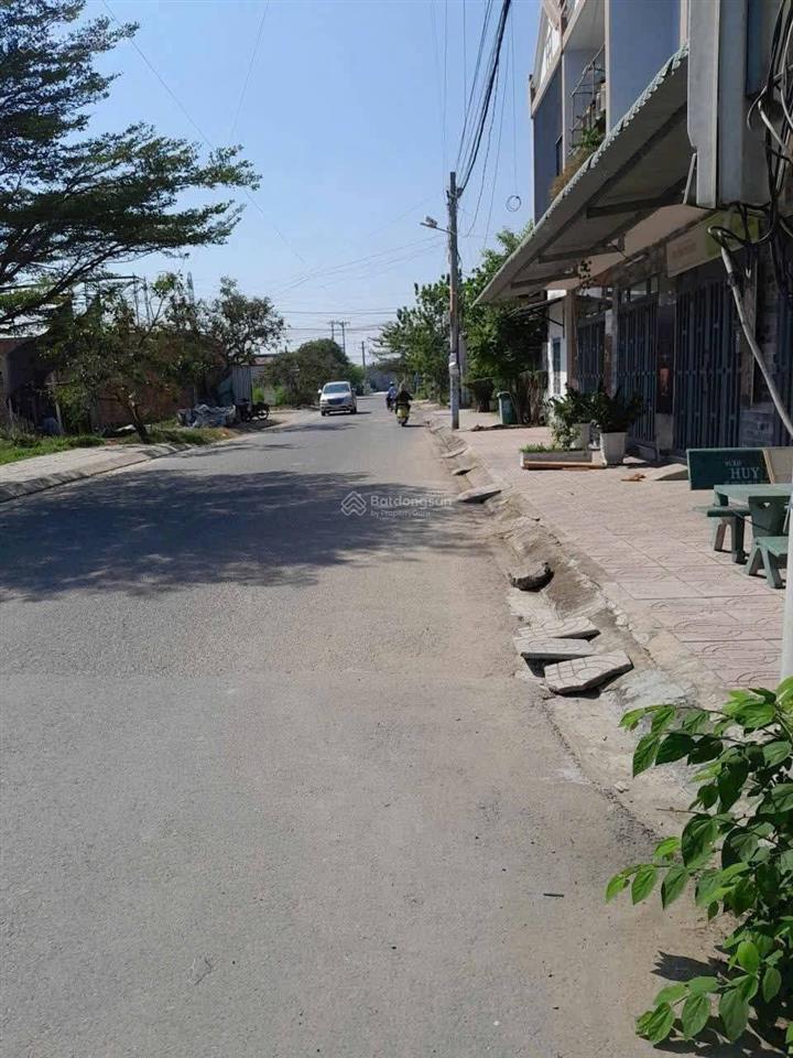 Nhà mới hoàn thiện mặt tiền đường nhựa 8m thông. kdc trần anh  giáp hóc môn