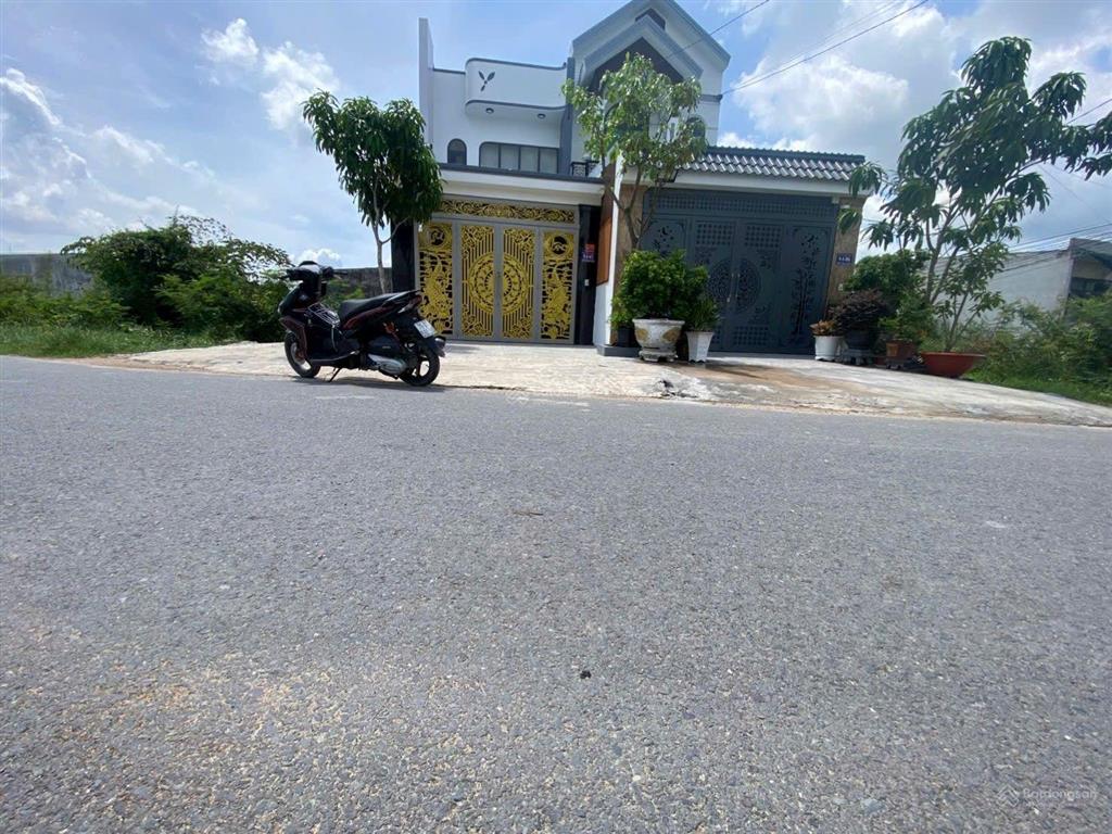 Nhà mới hoàn thiện mặt tiền đường nhựa 8m thông. kdc trần anh  giáp hóc môn