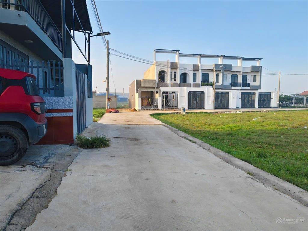 Nhà mới giá 2 tỷ 750 còn bớt. đường ôtô gần ngã 3 mỹ hạnh  giáp hóc môn