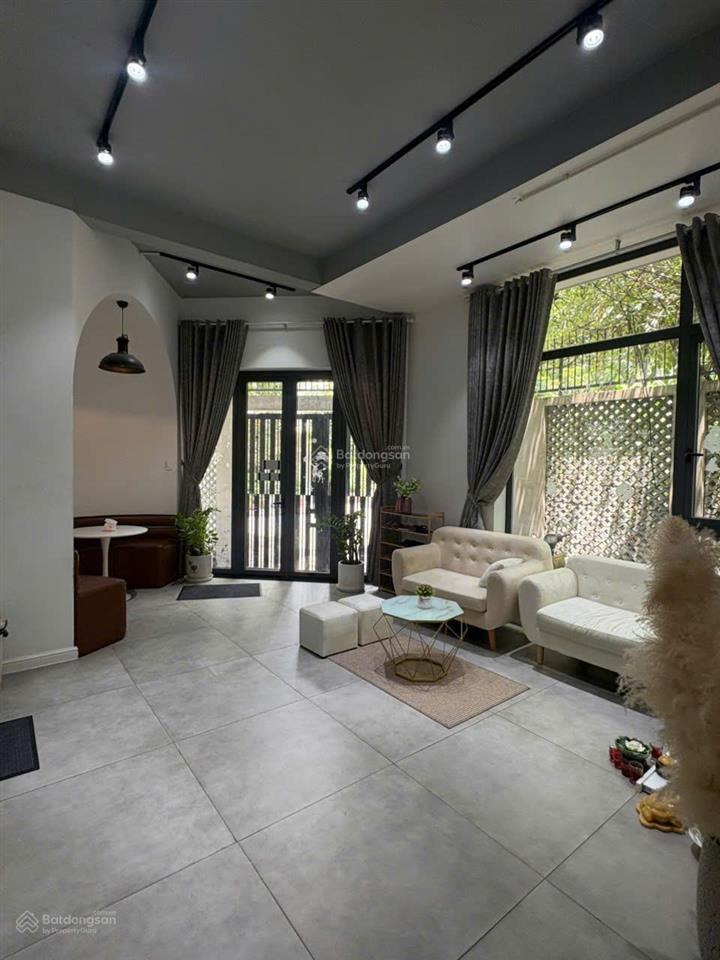 Cho thuê biệt thự góc 2 mặt tiền đường lớn  phước long b, thủ đức