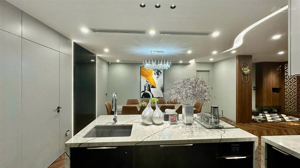 Anh ngọc bán căn góc tại golden park tower, phạm văn bạch 9,5 tỷ, 90m2 tk 3n tầng trung view thoáng