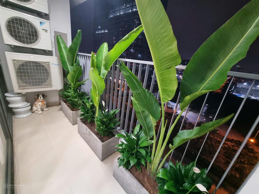Căn 2 ngủ giá hời ngoại giao đoàn, 7 tỷ, 70m2, sẵn sổ, nội thất full mới, view cực thoáng toà n04