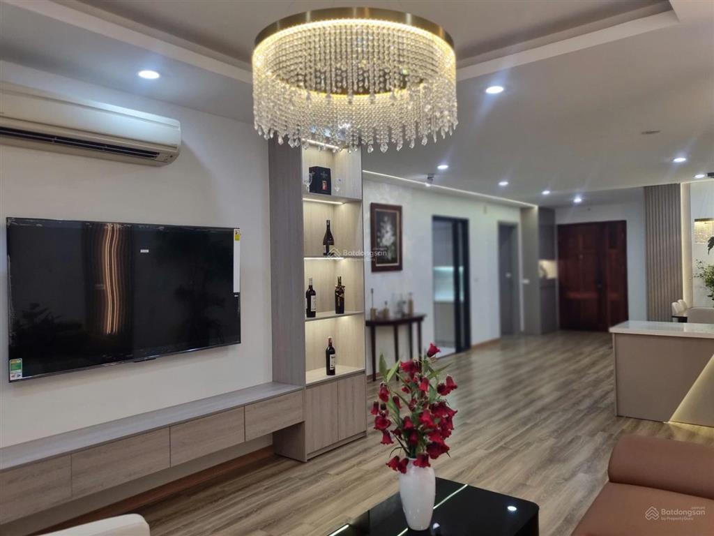 Căn 2 ngủ giá hời ngoại giao đoàn, 7 tỷ, 70m2, sẵn sổ, nội thất full mới, view cực thoáng toà n04