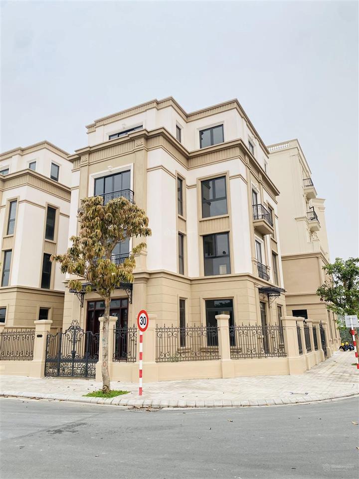 Bán cặp góc vip hoàng gia đối diện vinschool, nhìn hồ 32ha,đông đúc thông thoáng,  0946 455 ***