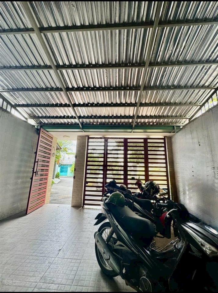 Nhà đẹp 8,5 tỷ 4 tầng 96m, 6 pn, vòng xoay phú hữu đường xe tải tránh + giá tốt khu vực
