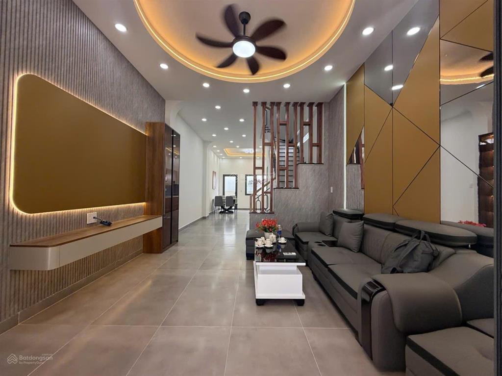 Nhà đẹp 3 tầng  hiệp bình chánh thủ đức  sát chợ hiệp bình  4pn  5 toilet giá 5,5 tỷ 60m2