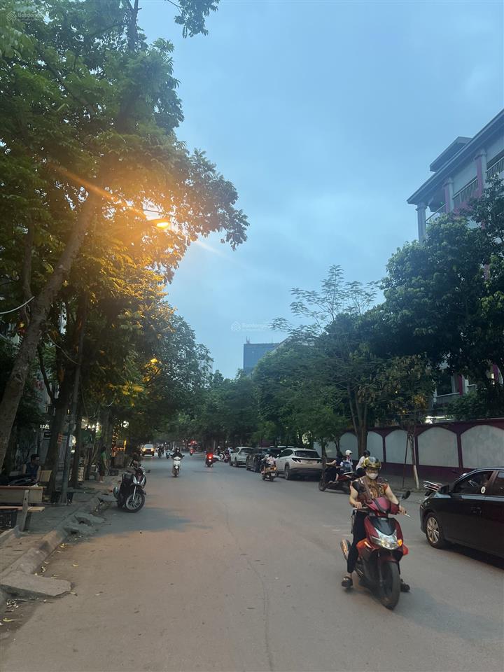 Siêu phẩm liền kề mỗ lao hà đông ,70m2 * 4tầng * giá 19tỷ,vỉa hè 2 bên kinh doanh tập nập ngày đêm.