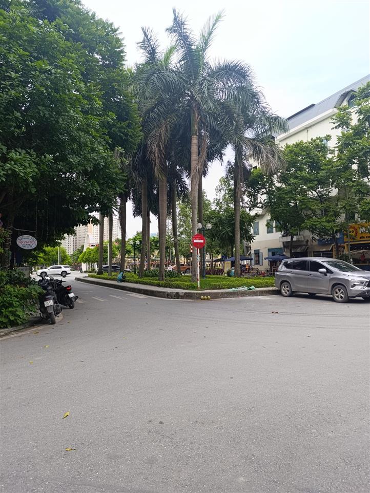 Siêu phẩm liền kề mỗ lao hà đông ,70m2 * 4tầng * giá 19tỷ,vỉa hè 2 bên kinh doanh tập nập ngày đêm.