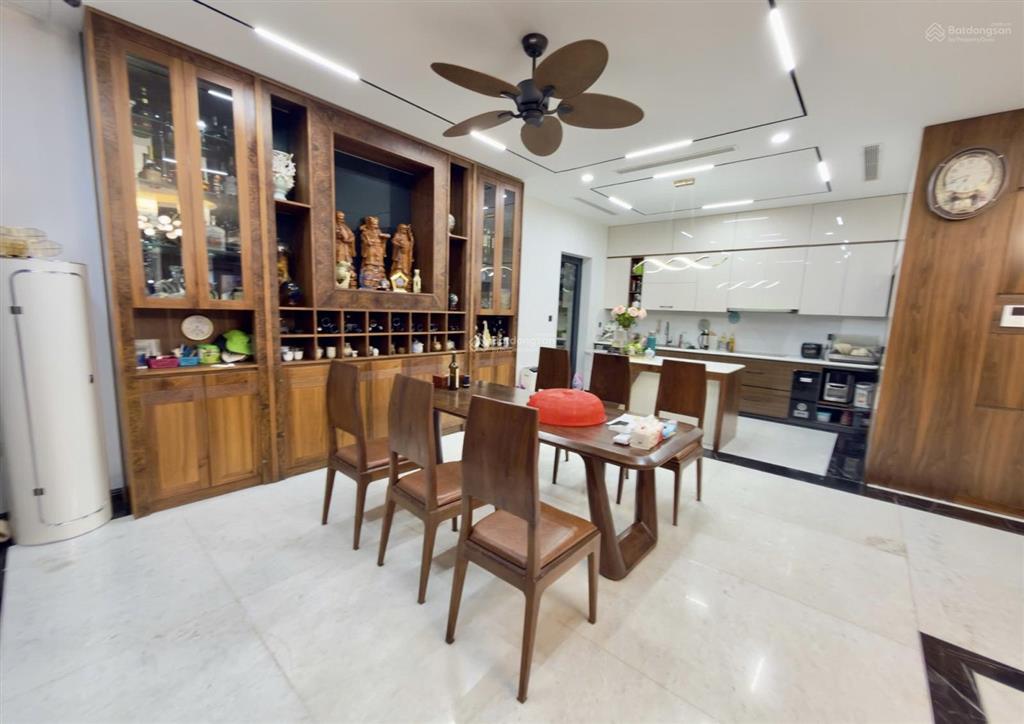 Hoa hậu biệt thự văn phú hà đông, 210m2 * 4 tầng thang máy ful nội thất * giá 30,5tỷ, 3 ô tô tránh.