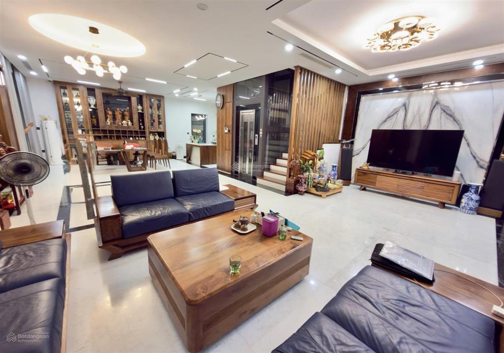 Hoa hậu biệt thự văn phú hà đông, 210m2 * 4 tầng thang máy ful nội thất * giá 30,5tỷ, 3 ô tô tránh.