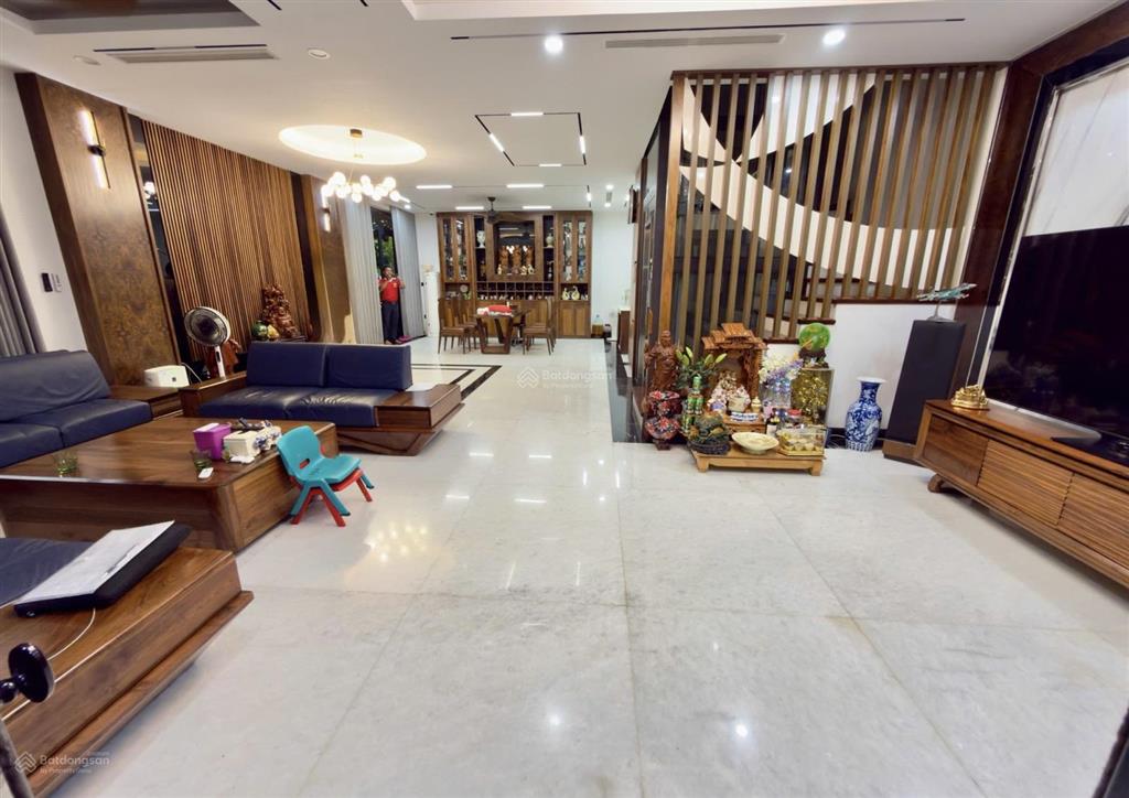 Hoa hậu biệt thự văn phú hà đông, 210m2 * 4 tầng thang máy ful nội thất * giá 30,5tỷ, 3 ô tô tránh.