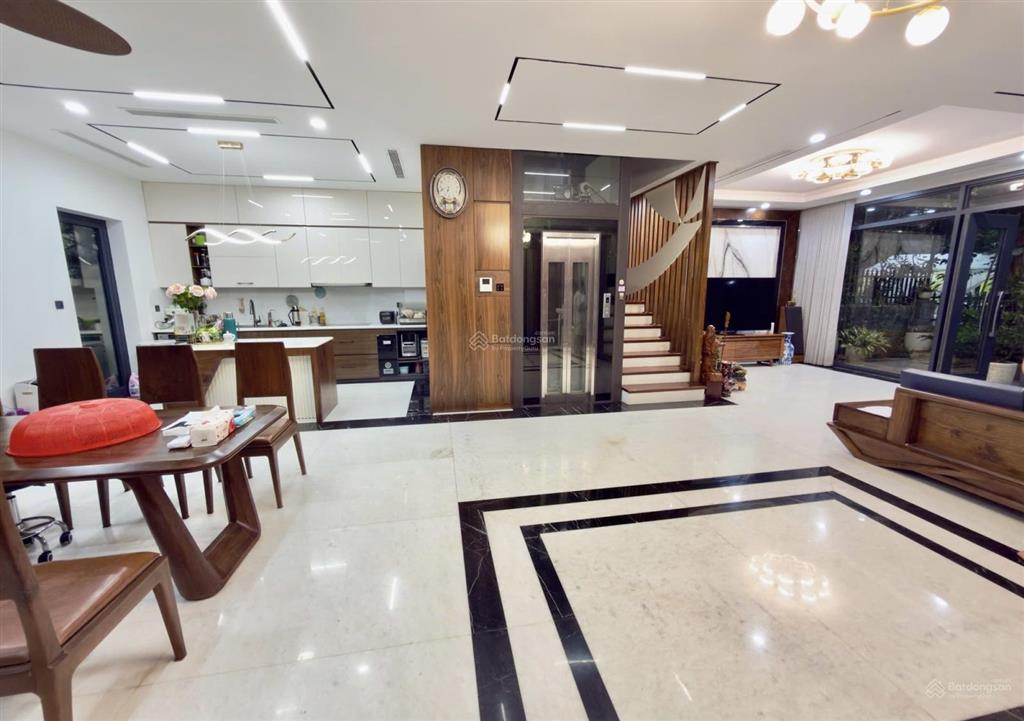 Hoa hậu biệt thự văn phú hà đông, 210m2 * 4 tầng thang máy ful nội thất * giá 30,5tỷ, 3 ô tô tránh.