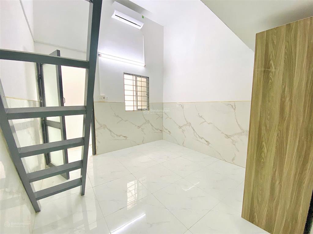 Phòng gác cao  rộng chưa qua sử dụng  sẵn máy lạnh tủ đồ