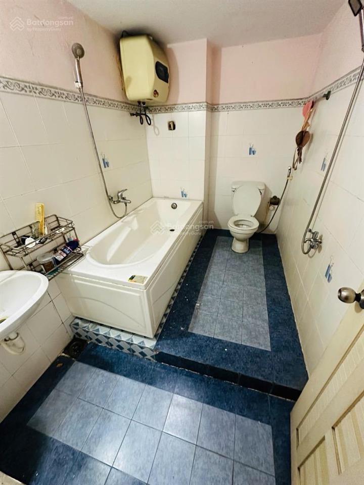 Vị trí tuyệt đẹp cạnh mặt tiền, ngay khu vip bàu cát trung tâm tân bình, gần trường học các cấp