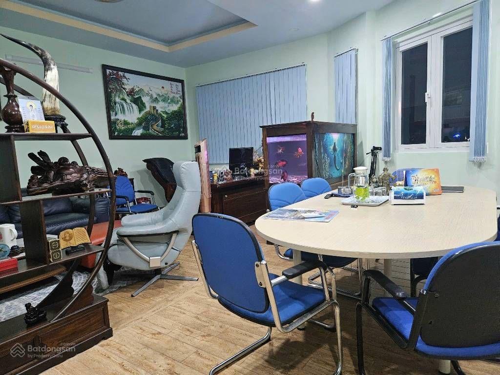 Nhà thiết kế 1 trệt 2 lầu sân thượng đúc kiên cố. gồm phòng khách rộng rãi thoáng mát, bếp, 3pn, 4w