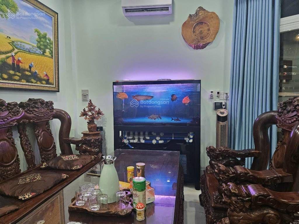 Nhà thiết kế 1 trệt 2 lầu sân thượng đúc kiên cố. gồm phòng khách rộng rãi thoáng mát, bếp, 3pn, 4w