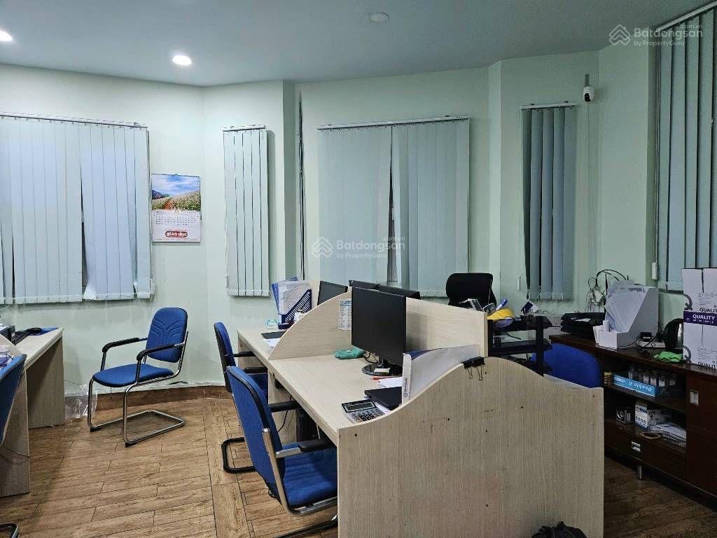 Nhà thiết kế 1 trệt 2 lầu sân thượng đúc kiên cố. gồm phòng khách rộng rãi thoáng mát, bếp, 3pn, 4w