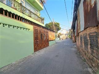 Nhà thiết kế 1 trệt 2 lầu sân thượng đúc kiên cố. gồm phòng khách rộng rãi thoáng mát, bếp, 3pn, 4w
