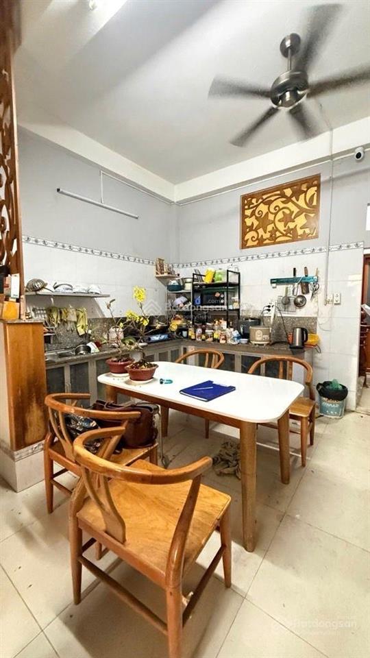 Diện tích sổ 60m2 (4 x 15). kết cấu nhà 3 tầng gồm 1 trệt + 2 lầu, sân thượn