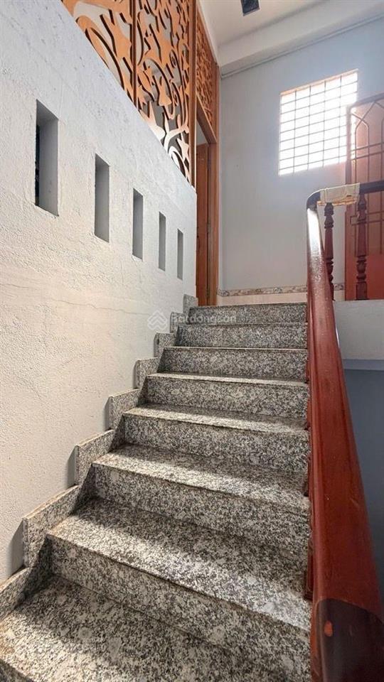 Diện tích sổ 60m2 (4 x 15). kết cấu nhà 3 tầng gồm 1 trệt + 2 lầu, sân thượn