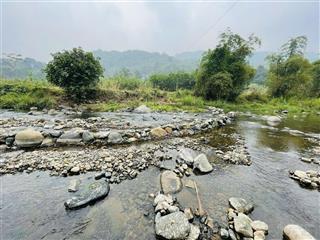 Bất động sản nghỉ dưỡng hiếm, sẵn nhà bám suối