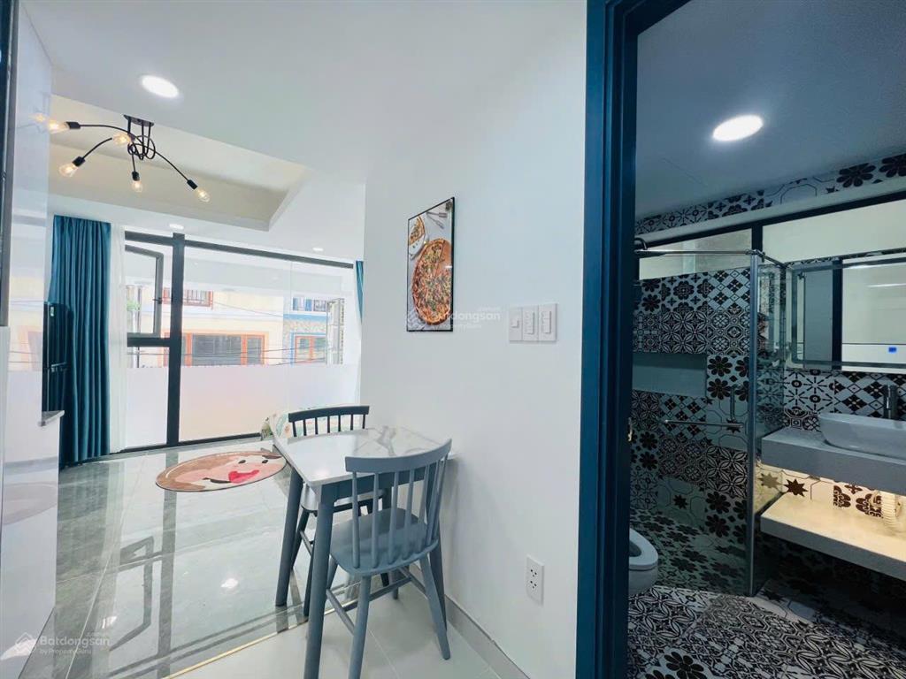 Căn hộ bancolthang máy qua quận 1,3,10 thuận tiện gần lankmark 81 ,vincom full nội thất !