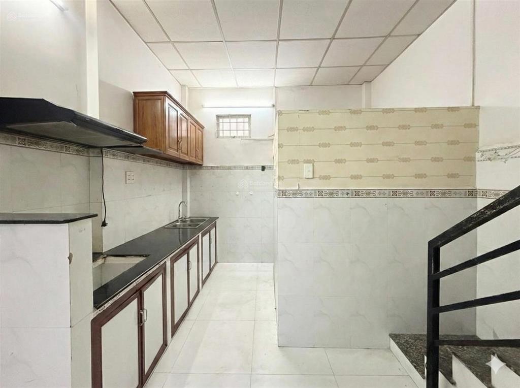 Giáp khu ẩm thực phan xích long  3 tầng 2 pn, dt công nhận đủ 30m2 giá chỉ 4.x tỷ