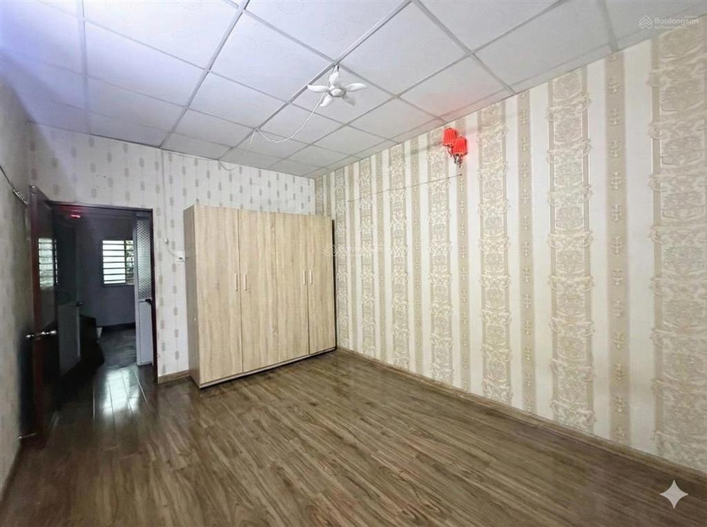 Giáp khu ẩm thực phan xích long  3 tầng 2 pn, dt công nhận đủ 30m2 giá chỉ 4.x tỷ