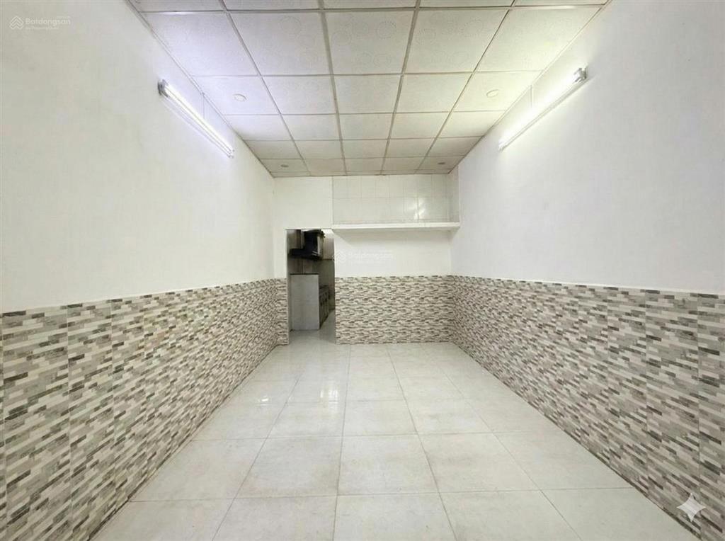 Giáp khu ẩm thực phan xích long  3 tầng 2 pn, dt công nhận đủ 30m2 giá chỉ 4.x tỷ