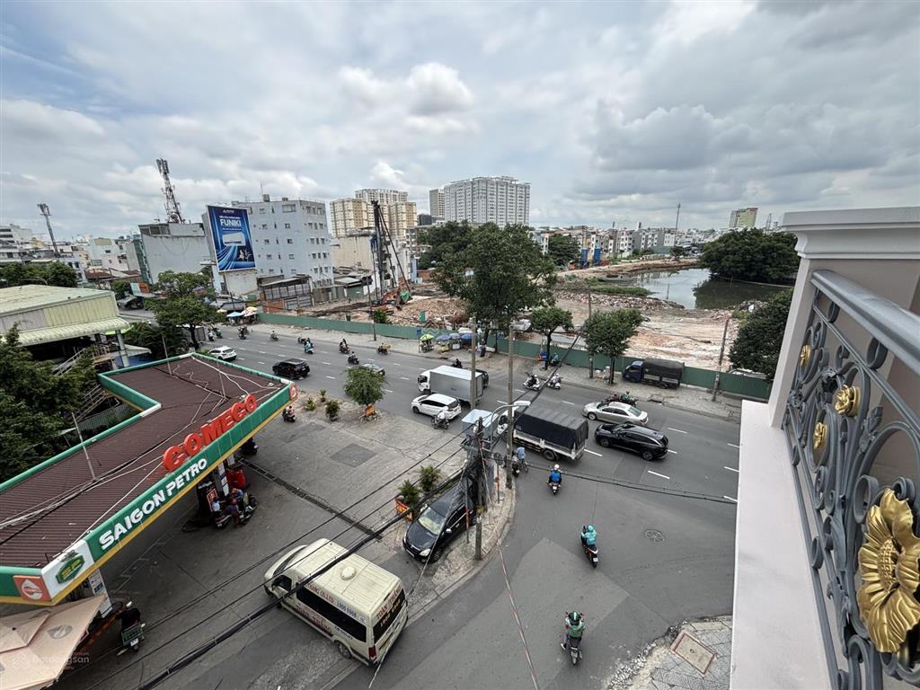 Cho thuê căn hộ dịch vụ ngay bến xe miền đông cũ, có ban công và cửa sổ