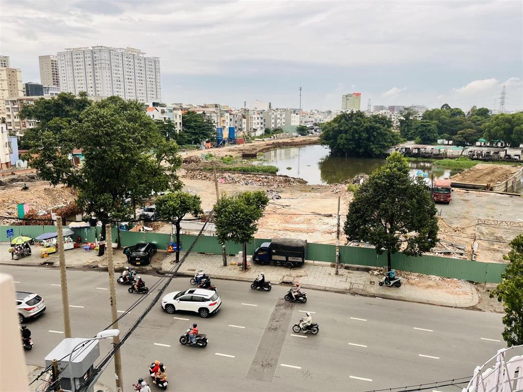Cho thuê căn hộ dịch vụ ngay bến xe miền đông cũ, có ban công và cửa sổ